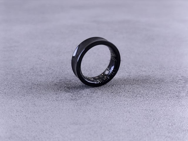 수면 에어러블 링을 반지처럼 끼고 잘 수 있다.